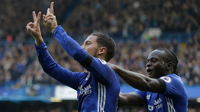 Hráč Chelsea Eden Hazard (vľavo) oslavuje druhý gól.