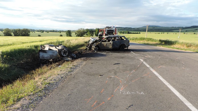 V aute zhoreli dvaja ľudia.