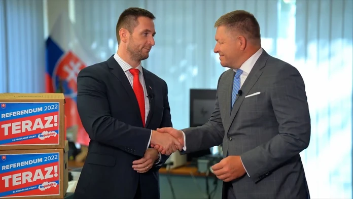 Robert Fico si triasol ruky a vymieňal úsmevy s Milanom Uhríkom. Kedysi ho pritom označoval za fašistu a hrozbu