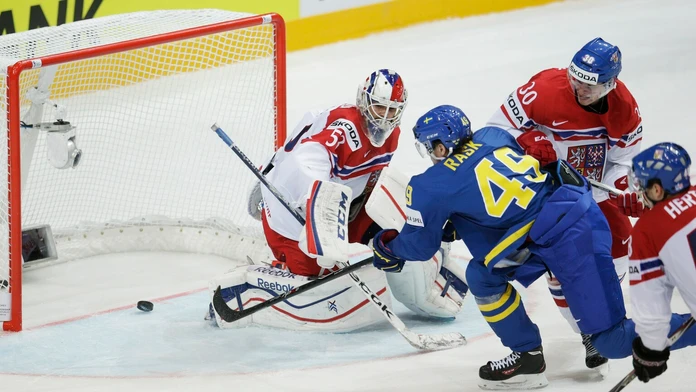 Victor Rask prekonáva brankára Alexandra Saláka.