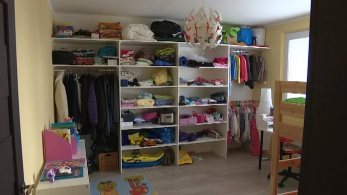 Pohľad na nedokončenú vstavanú skriňu v rodine Klamovej.