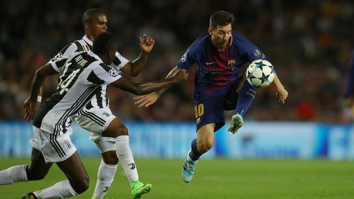 Lionel Messi uniká hráčom Juventusu.