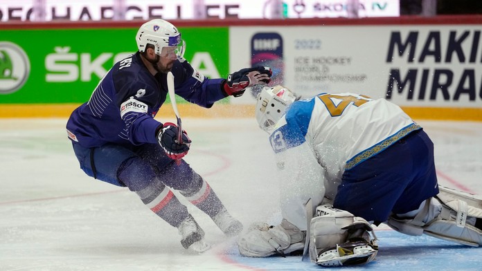 Francúzsky hokejista Damien Fleury (vľavo) a brankár Kazachstanu Andrej Šutov
