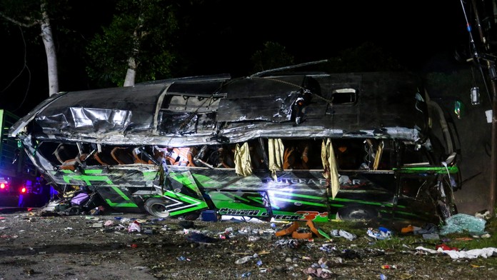 Z autobusu ostali len pokrčené plechy.