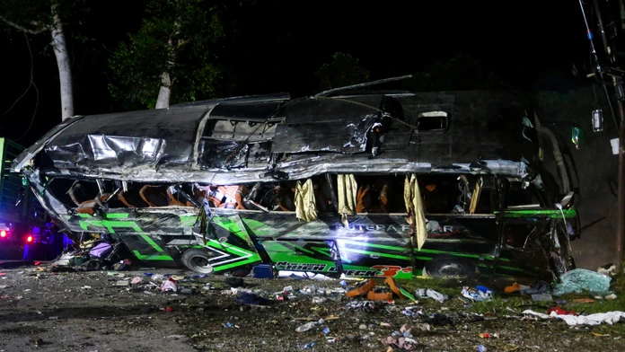 Z autobusu ostali len pokrčené plechy.