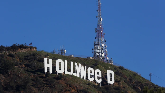 Svetoznámy nápis Hollywood sa zmenil na "Hollyweed". 