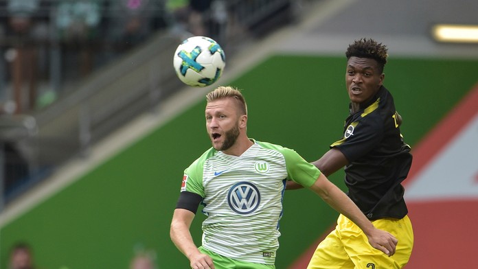 Dan-Axel Zagadou v súboji o loptu s Jakubom Blaszczykowskim v zápase Borussie Dortmund s Wolfsburgom.