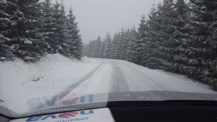 Motoristi v českých horách majú problémy po nočnom snežení.