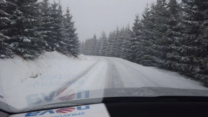 Motoristi v českých horách majú problémy po nočnom snežení.
