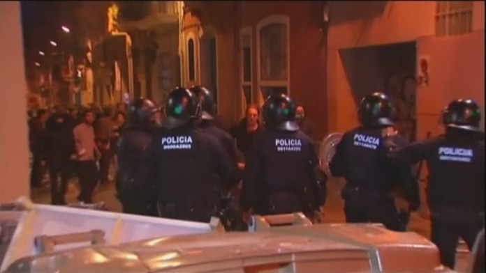 Pouličné zrážky v Barcelone medzi políciou a demonštrantami