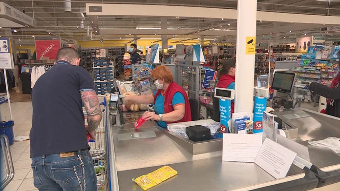 Inflácia je už dvojciferná. Najviac si priplácame za položky, ktoré si odpustiť nevieme