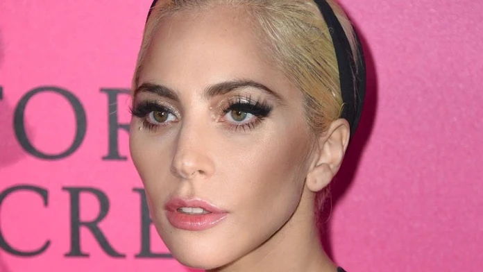 Lady Gaga bola pod šatami nahá. Také štíhle telo ešte nemala