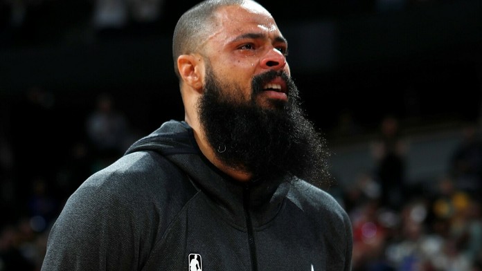 Ľudia sa chránia pred koronavírusom nosením rúška.