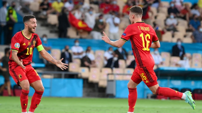 Belgický futbalista Thorgan Hazard (vpravo) sa teší z gólu