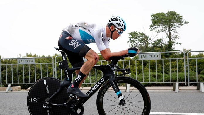Chris Froome s odretým bokom po páde počas úvodnej časovky na Gire.