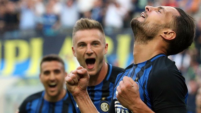 Danilo D'Ambrosio oslavuje s Milanom Škriniarom.