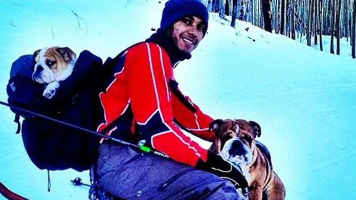 Lewis Hamilton sa vybral na bežky a s fotkami sa pochválil na sociálnej sieti