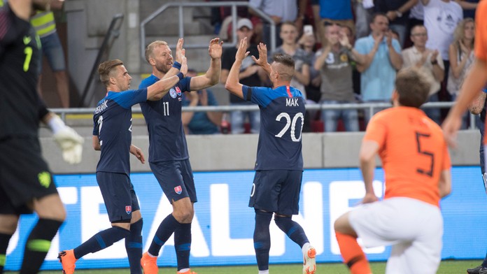V pozadí uprostred strelec gólu Adam Nemec, vľavo Peter Pekarík a vpravo Róbert Mak v príprave proti Holandsku.