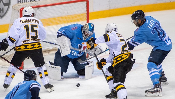 Sprava Jeff Taffe (Slovan), Daniil Vovčenko (Severstaľ), Marek Čiliak (Slovan) a Jurij Trubačov(Severstaľ).