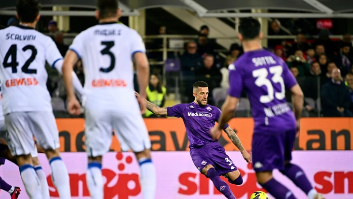 Hráč Fiorentiny Cristiano Biraghi kope do lopty.