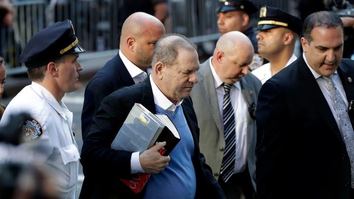 Weinstein prišiel na policajnú stanicu v New Yorku. 