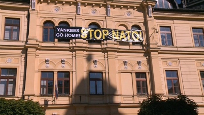 Kotlebov plagát na budove BBSK.