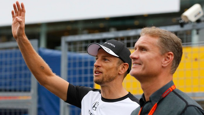 Jazdec tímu McLaren Jenson Button, popredí  David Coulthard.