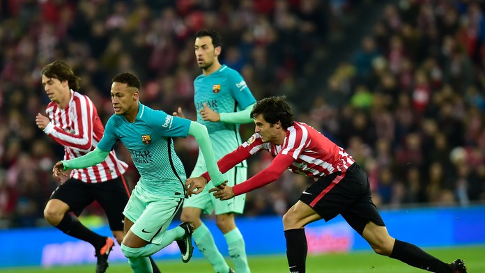 Neymar (Barcelona) sa prediera okolo Andera Iturraspeho (Bilbao) v osemfinále španielsko kráľovského pohára.