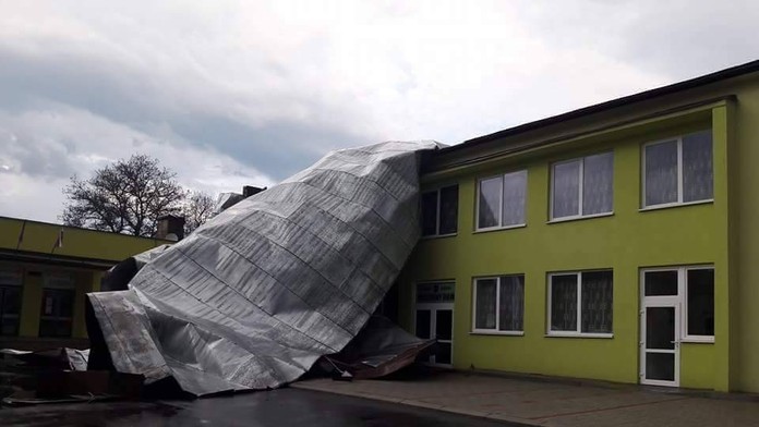 Po búrke v obci Čabiny, okres Medzilaborce, spadla strecha na kultúrnom dome. 