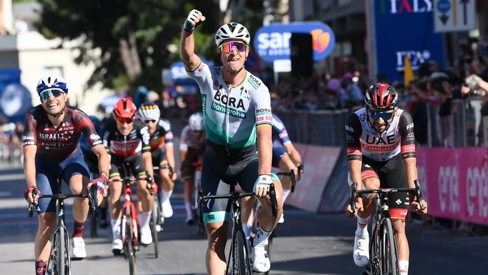 Peter Sagan sa teší z triumfu v 10. etape na Gire.