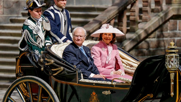 Švédska kráľovná  Silvia  a kráľ Karol XVI. Gustáv počas osláv jeho 70. narodenín. 