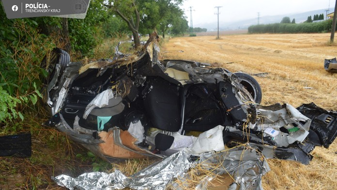 Neuveriteľné. Auto vrazilo do stromu, roztrhlo ho, urobilo zopár kotrmelcov a vodičovi sa okrem odrenín nič nestalo
