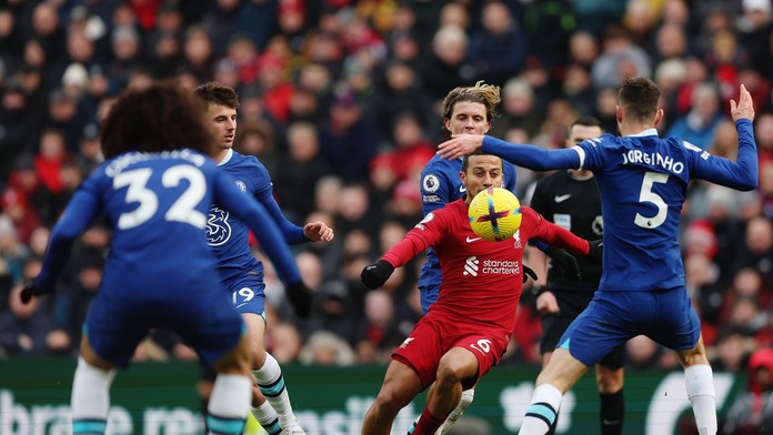 VIDEO: Zápas Premier League prerušil dron. Márny boj Liverpoolu s Chelsea iba prehĺbil trápenie gigantov