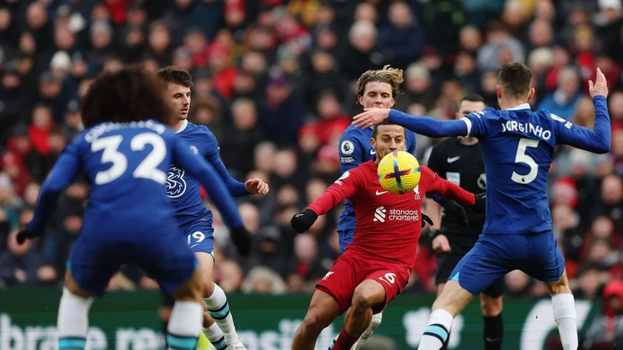 VIDEO: Zápas Premier League prerušil dron. Márny boj Liverpoolu s Chelsea iba prehĺbil trápenie gigantov