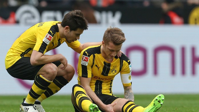Marco Reus sa zranil a Dortmundu bude chýbať v Lige majstrov.
