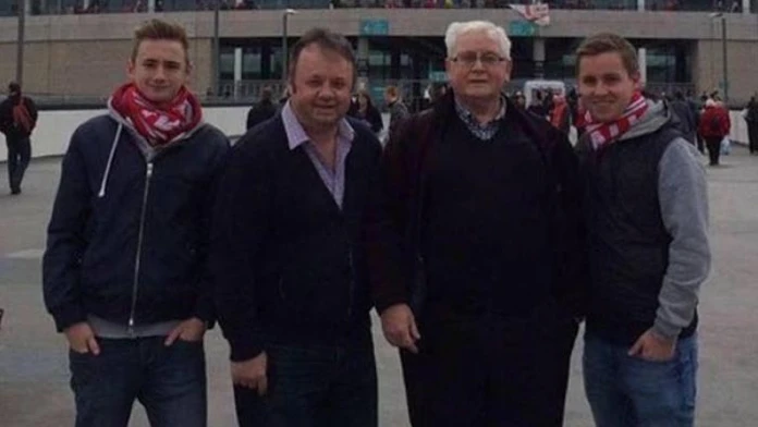 Owen (vľavo) so svojím bratom. Ten prišiel vTunisku o život.