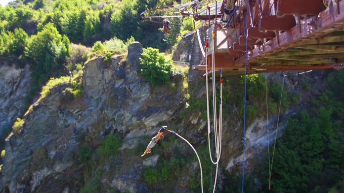 Zomrel pred očami svojej rodiny. Mladý bungee jumper pri zoskoku dostal infarkt