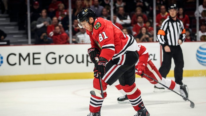 Marián Hossa s pukom v prvej tretine prípravného zápasu Chicaga proti Detroitu.