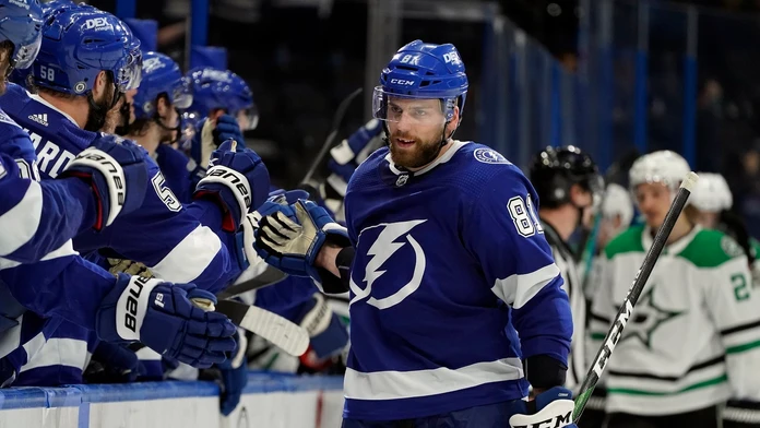 Slovenský obranca v drese Tampy Bay Lightning Erik Černák sa teší so spoluhráčmi po strelení gólu.