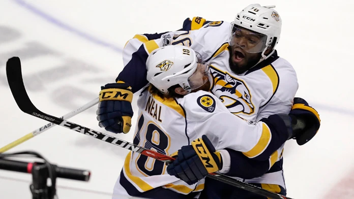 Hráč Nashville Predators James Neal (vľavo) sa teší z gólu s P.K. Subbanom.
