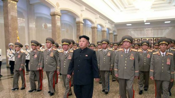 Severokórejský diktátor Kim Čong-un kríval pri spomienke na Kim Ir-sena 