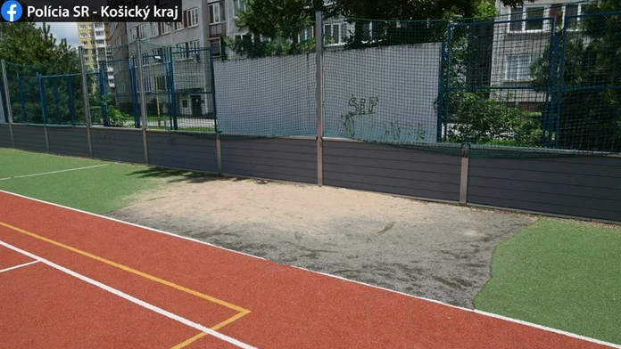 Z ihriska v Košiacich niekto ukradol kus trávnika.