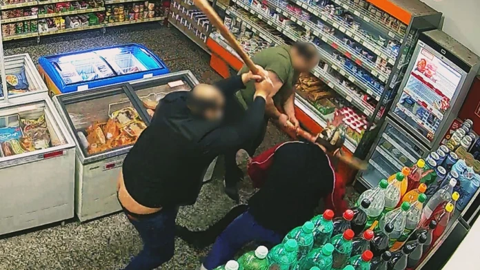 Brutálna bitka v Lubeníku. Útočníci bili muža palicou, poriskom i teleskopickým obuškom, aj keď bol už v bezvedomí