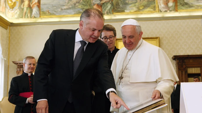 Prezident Andrej Kiska daroval pápežovi Františkovi unikátnu knihu fotografií Filipa Kuliseva.