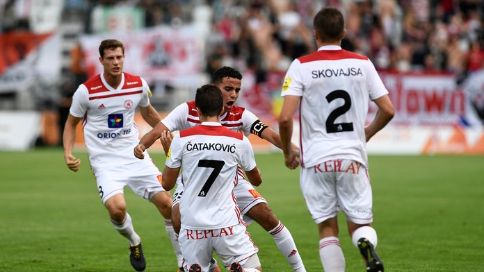 Zľava James Lawrence, Hamza Čatakovič, Achraf El Mahdioui a Lukáš Skovajsa oslavujú gól Trenčína v odvete 2. predkola EL proti Z