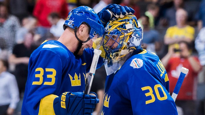 Švédsky brankár Henrik Lundqvist (vľavo) a spoluhráč Henrik Sedin po víťazstve nad Fínskom na SP.