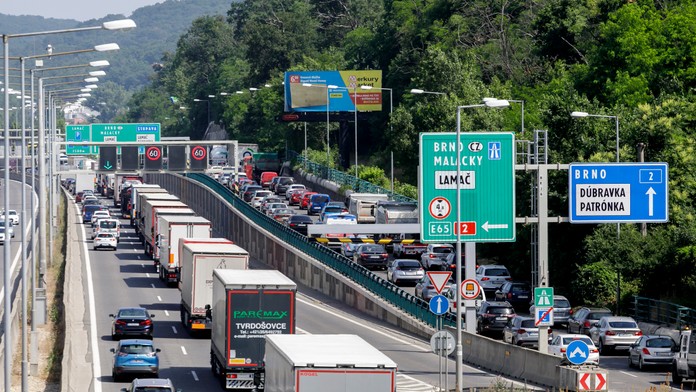 Na diaľnici D2 v bratislavskom Lamači sa zrazili dve autá. Rátajte so zdržaním