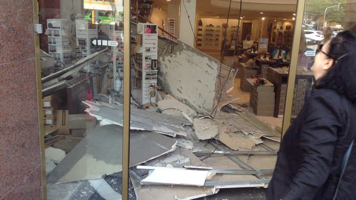 Prepadnutý strop v predajni Baťa