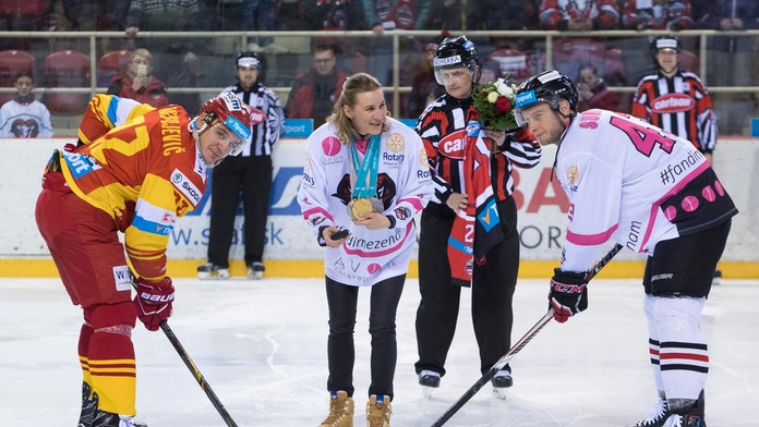 Anastasia Kuzminová vhadzuje čestné buly medzi Tomáša Surového a Branka Radivojeviča..jpg