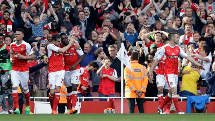 Radosť hráčov Arsenalu po góle v sieti ManUtd.